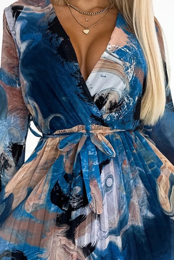 415-1 YSABEL Plisované šaty s výstřihem, dlouhým rukávem a páskem - modré vlny