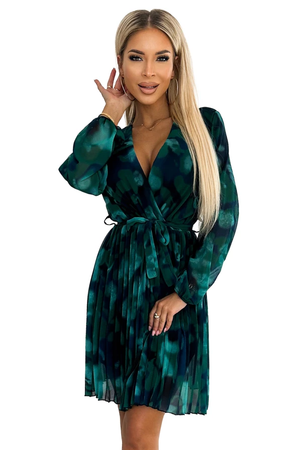 415-4 YSABEL Plisované šaty s výstřihem, dlouhým rukávem a páskem - zelený vzor