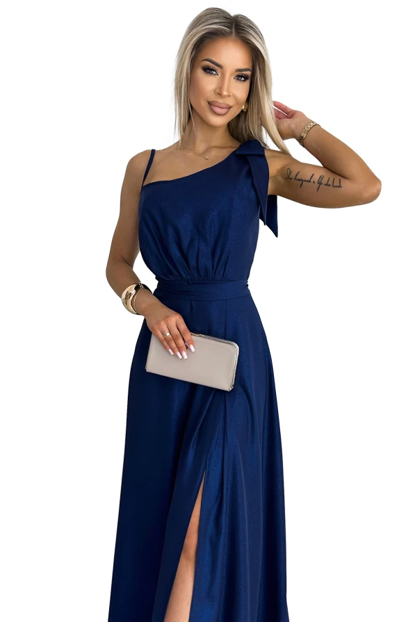 528-1 Dlouhé lesklé šaty na jedno rameno s mašlí - tmavě modrá
